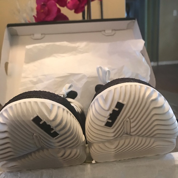 LeBron 16 - Picture 7 of 9